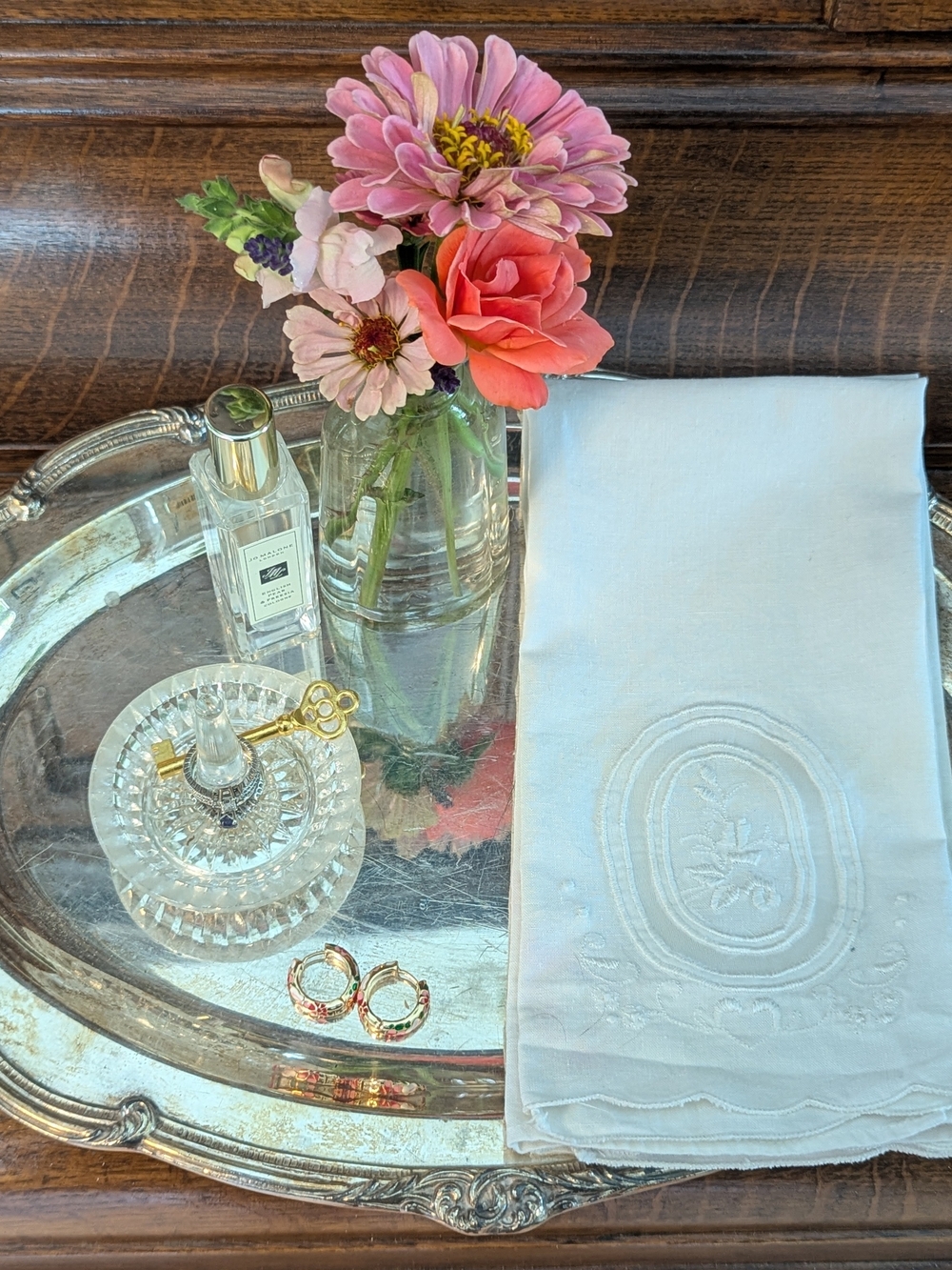 Madeira White Linen Guest Towels Set of 2 Embroidered Medallion Scalloped VTG - Picture 10 of 10